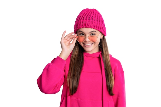 foto de retrato de una adolescente con sombrero de invierno chica de estilo adolescente con sombrero de invierno estilo de chica adolescente aislada sobre fondo blanco estilo de chica adolescente en el estudio