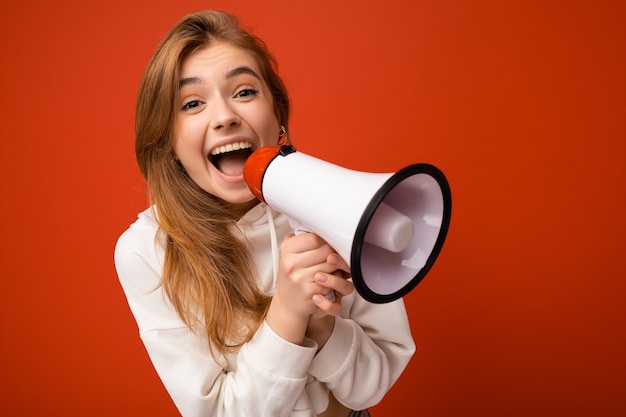 Foto retrato de uma bela atraente positiva feliz sorridente jovem loira escura com sincero