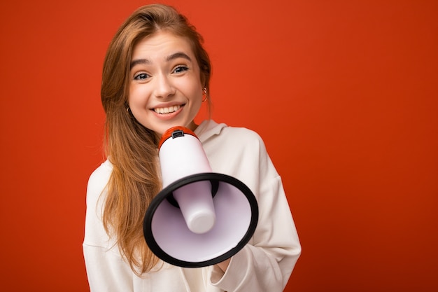 Foto retrato de uma bela atraente positiva feliz sorridente jovem loira escura com sincero