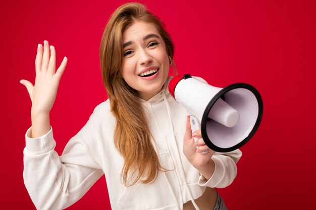 Foto retrato de uma bela jovem loira atraente positiva emocional morena com sincero