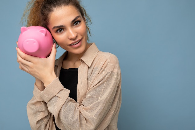 Foto de retrato de feliz positivo lindo joven hermosa bastante morena mujer rizada con sincero