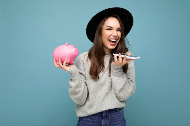 Foto retrato de feliz positivo sonriendo riendo joven hermosa mujer morena vistiendo elegante