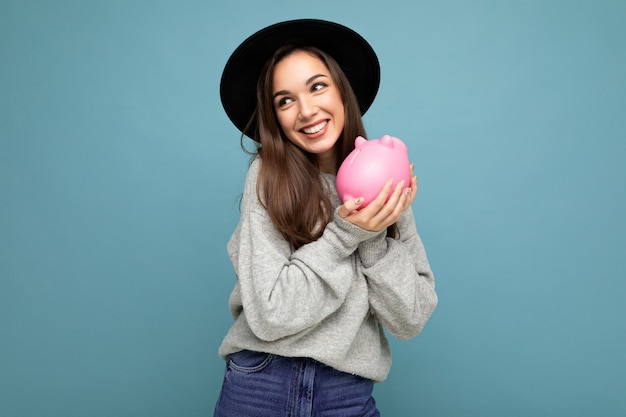 Foto retrato de feliz positivo sonriente joven hermosa atractiva mujer morena con sincero