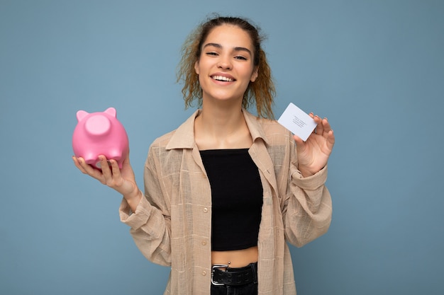 Foto retrato de feliz positivo sonriente joven hermosa morena atractiva mujer rizada con