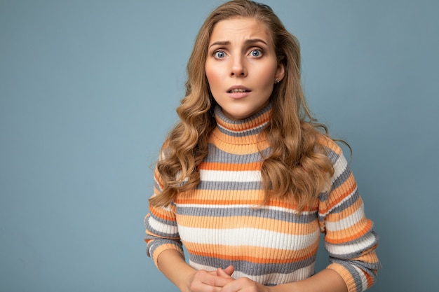 Foto retrato de joven atractiva hermosa mujer rubia nerviosa triste malestar con emociones sinceras