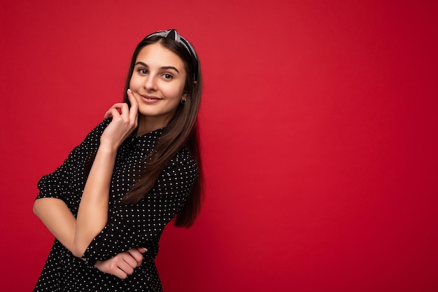 Foto de retrato de joven encantadora bonita hermosa feliz sonriente mujer morena con emociones sinceras