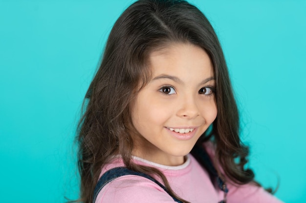 Foto retrato de una jovencita positiva retrato de una jovencita aislada en azul retrato de una jovencita