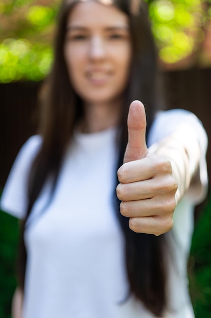 Foto de retrato de mujer joven feliz positiva