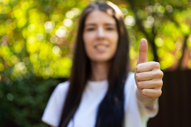 Foto de retrato de mujer joven feliz positiva