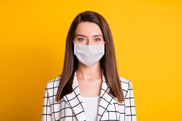 Foto retrato de mujer de negocios usar mascarilla blanca aislado fondo de color amarillo