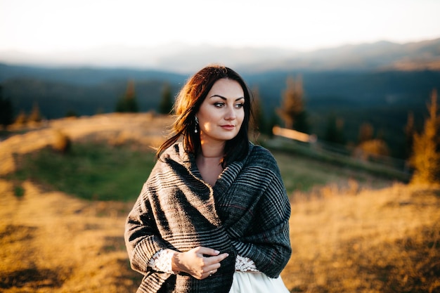 Foto de retrato de una novia con un ramo de novia sobre un fondo de las montañas alpinas de Europa