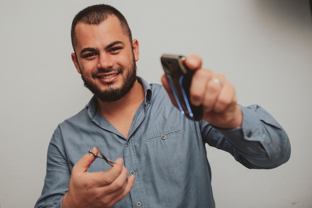 Foto de retrato de un peluquero loco aislado en un fondo blanco Foto de alta calidad