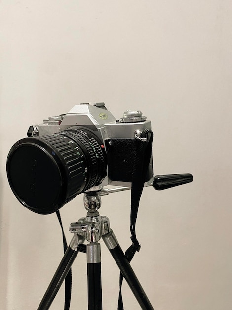 Foto Retro vieja cámara en trípode negro en el museo