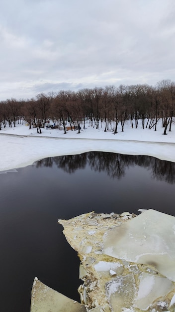 foto del río de invierno desde arriba