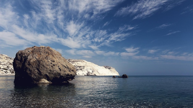 Foto de rocas cerca del mar.