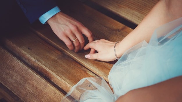 Foto romántica de las manos de la novia y el novio de cerca