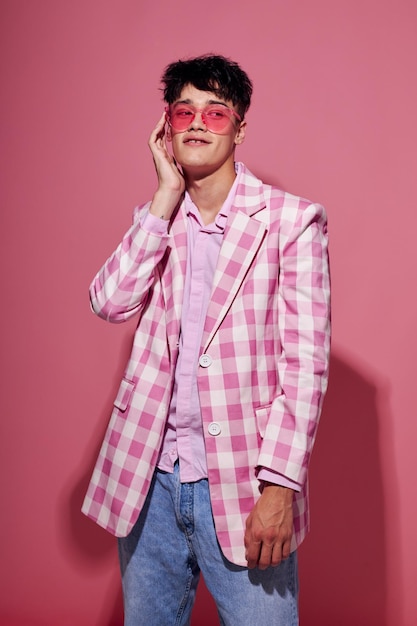 Foto de romántico joven novio camisa rosa y gafas chaqueta moda elegante estilo modelo estudio