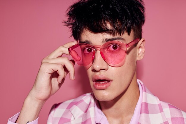 Foto de romántico joven novio plaid blazer rosa gafas moda estilo moderno aislado fondo inalterado