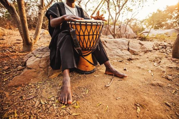 Foto sin rostro de un baterista africano tocando