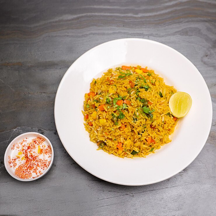 Foto de un sabroso biriyani indio en un plato