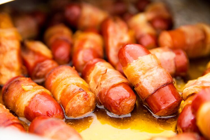 Foto foto de salchichas fritas como aperitivo en una mesa de buffet