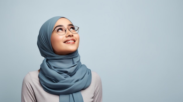 Foto schöne asiatische muslimische Frau und Hijab, die eine Idee auf weißem Hintergrund denkt