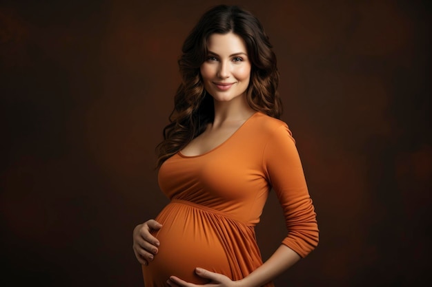 Foto schöne junge schwangere Frau posiert im Studio