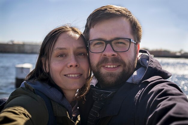 Foto selfie de una encantadora pareja feliz viajando en una tarde soleada de primavera