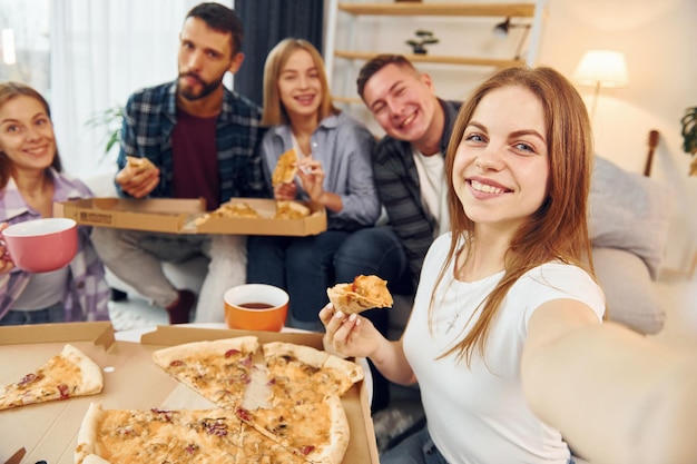 Foto selfie Grupo de amigos fazem festa dentro de casa juntos