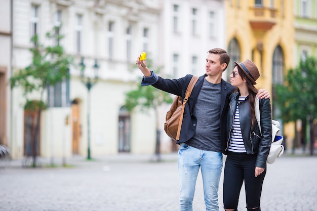 Foto Selfie por pareja caucásica viajando en Europa. Viajes románticos mujer y hombre enamorado sonriendo feliz tomando autorretrato al aire libre durante vacaciones en Praga