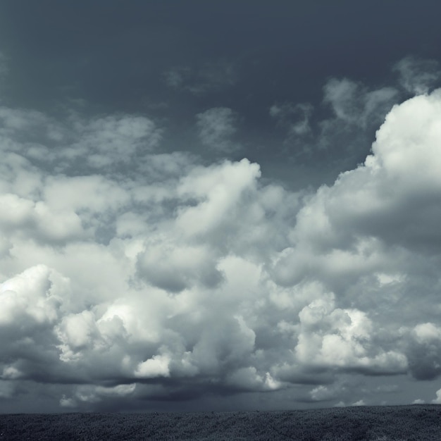 Foto seltsame Wolke isoliert auf schwarzem Hintergrund