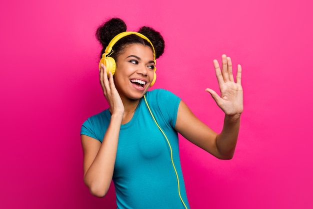 Foto de señora bastante funky escuchar música auriculares levantar la mano bailando