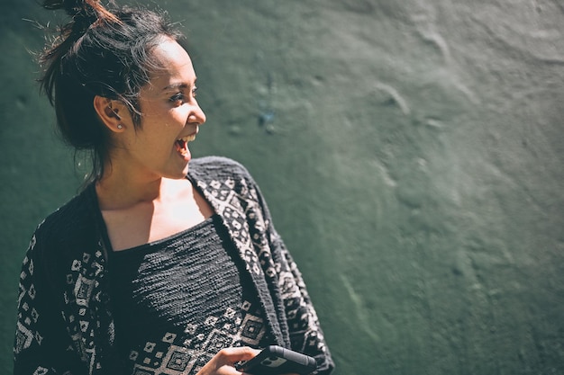 Foto foto-serie glücklicher junger frauen, die emotionen genießen, mit grünem hintergrund einer echten zementmauer