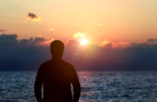 Foto de silueta de hombre mirando el horizonte Concepto de pensar demasiado en la depresión y la soledad