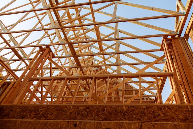 Foto simbólica de construção de telhado de madeira para construção de casas e financiamento de casas