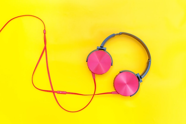 Foto simple minimalista de auriculares con espacio de copia sobre fondo amarillo