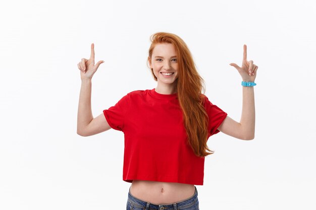 Foto de la situación feliz de la mujer joven aislada sobre el fondo blanco de la pared.