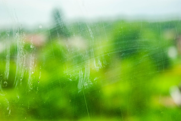 Foto foto sommer durch schmutziges, beschlagenes glas