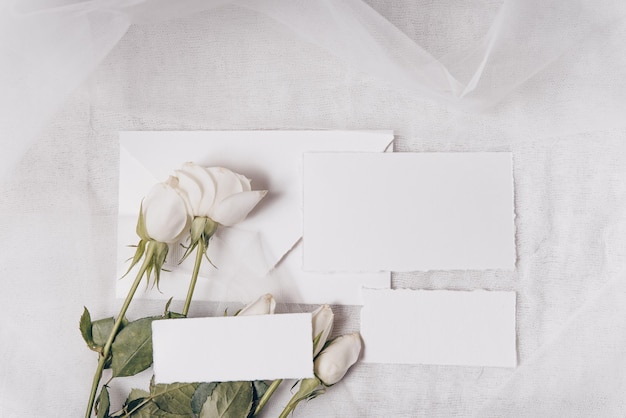 Foto stock com estilo Maquete de cartão de convite floral de casamento Vista superior plana Folha de papel branca