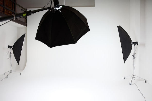 Foto-Studio mit weißem Hintergrund mehrere Regale mit Lichtquellen Cyclorama Softboxes pulsiert