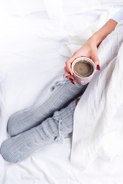 Foto suave de mujer en la cama