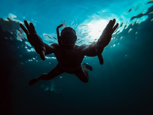 Foto submarina del hombre bucear en un mar