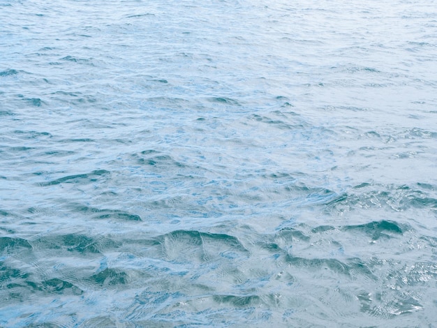 Foto de una superficie de agua de mar ondulante en un puerto