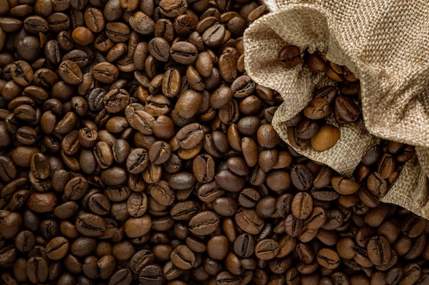 Foto foto superior de grãos de café onde a luz incide sobre eles lateralmente para destacar sua textura e sombras