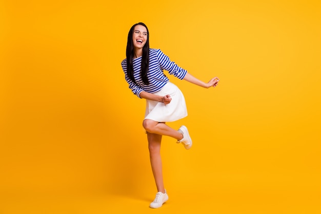 Foto de tamaño completo de baile de niña enérgico emocionado alegre positivo disfrute de discoteca de fin de semana de verano vistiendo traje de buen aspecto aislado sobre fondo de color brillante