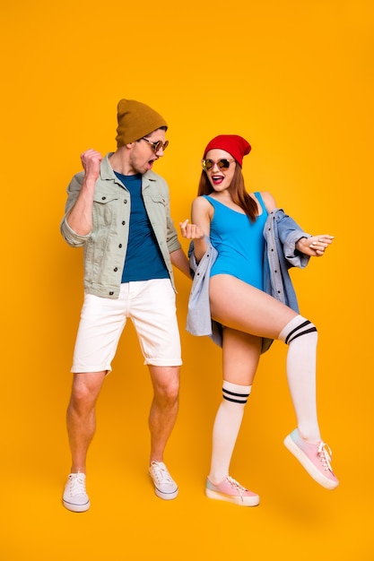 Foto de tamaño completo de locos, geniales, dos personas modernas bailan rock-and-roll, ropa de fiesta, camisa, pantalones cortos, traje de baño, calcetines largos blancos, piernas, jeans, chaqueta, aislado, color brillante