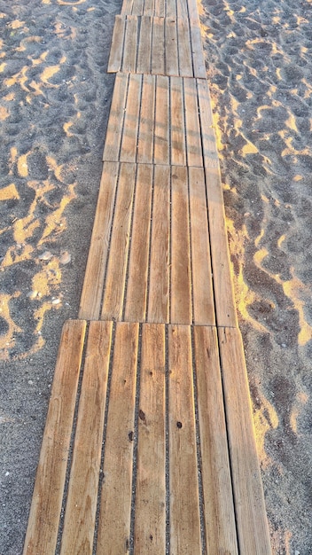 foto de tarima de madera en la playa