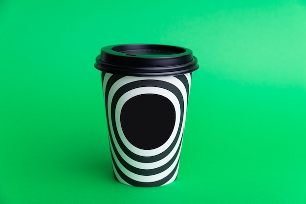 Foto de una taza para llevar blanco negro en verde