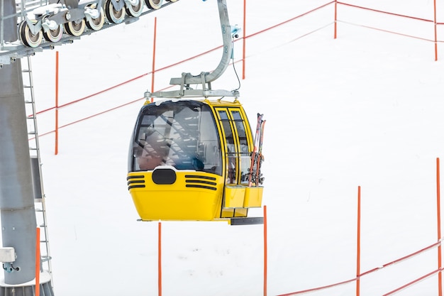 Foto del teleférico amarillo en la pista de esquí alpino