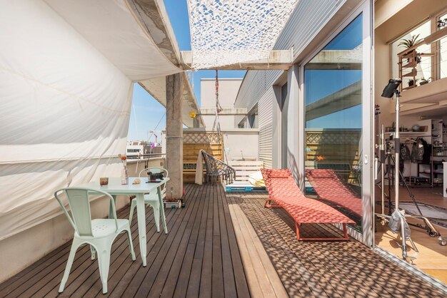 Foto de una terraza con piso de madera en un estudio de fotografía